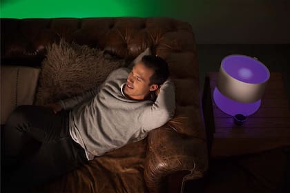 Un momento de relax para disfrutar de nuestra serie favorita con el clima que crea la iluminación inteligente de Philips Hue.