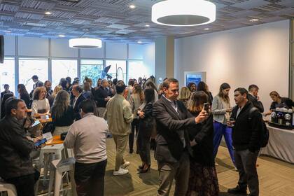 Un momento de reunión entre expositores, sponsors y equipos de LA NACIÓN previo a la presentación.