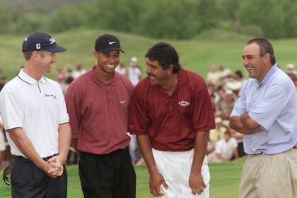 Un momento de risas y complicidad entre los nortamericanos David Duval y Tiger Woods y los argentinos Eduardo Romero y Angel Cabrera