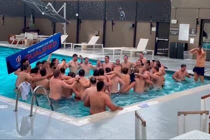 Un momento emotivo tras cumplir el sueño del Mundial: los jugadores cantan el himno de Chile en la piscina del hotel