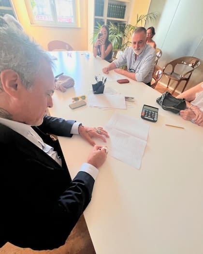 Un momento en la firma de los papeles de la propiedad