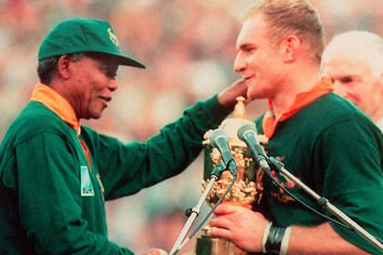 Un momento histórico, cuando Mandela entrega la Copa del Mundo de 1995