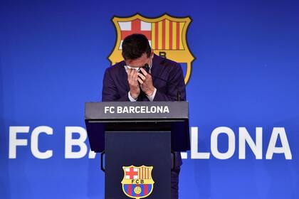 Un momento histórico, en agosto de 2021: Lionel Messi, emocionado durante su despedida de Barcelona. 