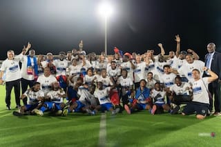 Juega en otro país y su DT dirige desde Europa: la clasificación imposible de la nación más pobre de América