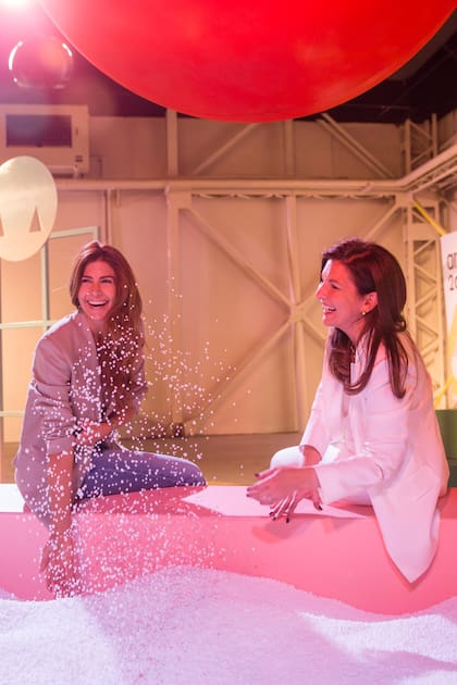 Un momento lúdico con Larisa Andreani, impecable con un tailleur total white, mientras interactúan con la obra.
