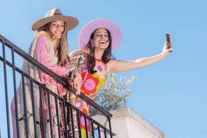 Un momento lúdico de las hermanas, tomando una selfie de recuerdo