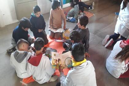 Un momento para la lectura en la Escuela Nº47 de Orense