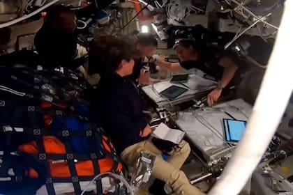 Un momento que marcó la misión Artemis II: el homenaje que terminó en un abrazo grupal (Captura: NASA)