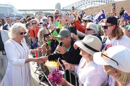 Un momento relajado de la Reina con la gente que se acercó a saludar.