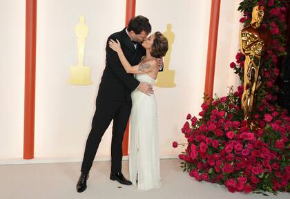 Un momento romántico del director Santiago Mitre y su pareja, Dolores Fonzi, en los Oscar