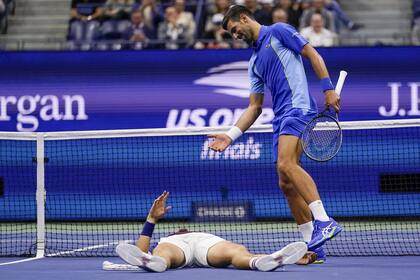 Un momento simpático de la final: Novak Djokovic cruzó del lado de Daniil Medvedev para ayudarlo al ruso a ponerse de pie tras una caída 