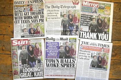 Un montaje de periódicos británicos que comienza con la imagen de Kate, princesa de Gales y sus hijos