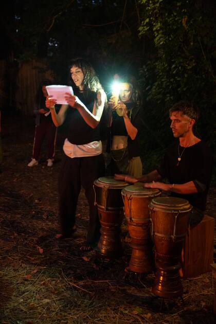 "Un montón de artistas, músicos y bailarines talentosos se prestan a este movimiento artístico y transformador. Es una red de creatividad e incondicionalidad", afirma Paula.