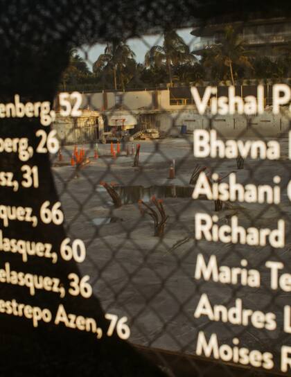 Un monumento a las 98 personas que murieron en el derrumbe del condominio Champlain Towers South, cerca de donde una vez estuvo el edificio en Surfside