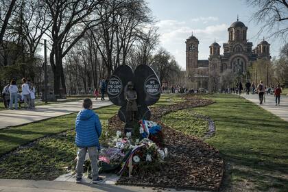 Un monumento a una niña que murió en los bombardeos de la OTAN de 1999, en Belgrado, Serbia