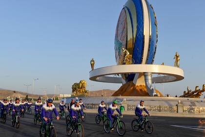 Un monumento de 30 metros en honor al ciclismo, que se ha convertido en un componente importante de la propaganda estatal que promueve un estilo de vida saludable en Ashjabat, la capital de Turkmenistán