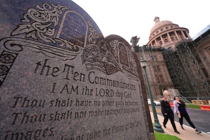 Un monumento en granito a los 10 Mandamientos se ve en el terreno del Capitolio de Texas