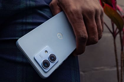 Un Moto G84 5G; el dorso del teléfono tiene una textura símil cuero vegano