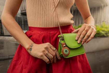 Un Moto Tag con el accesorio que permite engancharlo a una cartera