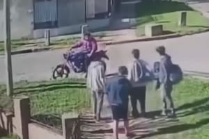 Cuatro chicos fueron asaltados por un motochorro que los interceptó a la salida del colegio