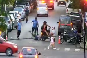 Un joven motociclista quiso evadir un control y atropelló a una agente de tránsito