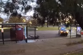 Murió un hombre en Recoleta tras perder el control de su moto y chocar contra una parada de colectivos