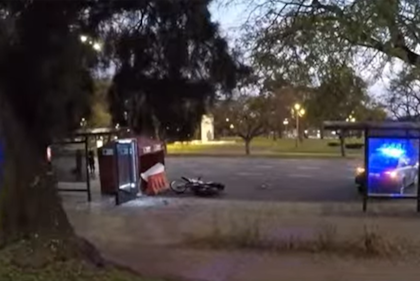 Un motociclista chocó contra una parada de colectivo en Recoleta y murió
