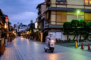 Un motociclista con una mascarilla en medio de las preocupaciones por el coronavirus viaja en el área de Gion en Kyoto el 22 de mayo de 2020 Un motociclista con una máscara facial en medio de las preocupaciones por el coronavirus COVID-19 viaja en el área de Gion en Kyoto el 22 de mayo de 2020