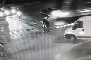 Un motociclista cruzó con la barrera baja y lo atropelló el tren en Quilmes