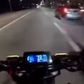 Un motociclista fue víctima de un robo cuando circulaba a 100 kilómetros por hora en una autopista