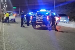 Un camión embistió a un motociclista y lo arrastró varios metros sobre la ruta 7 en Neuquén