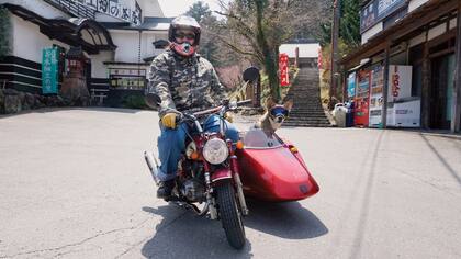 Un motoquero con su perro raza akita en Kakegawa