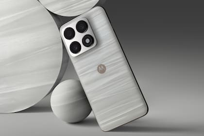 Un Motorola Edge 70 Pro en versión acetato