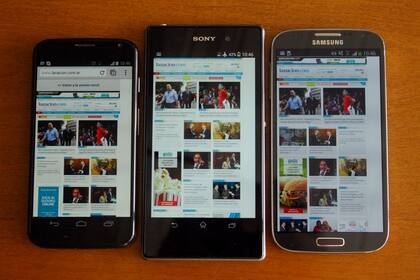 Un Motorola Moto X (pantalla de 4,7 pulgadas), Sony Xperia Z1 y Samsung Galaxy S4 (ambos con pantalla de 5 pulgadas)