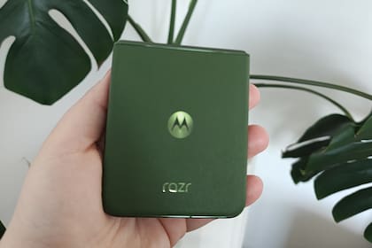 Un Motorola Razr 50 Ultra con el acabado en eco cuero verde