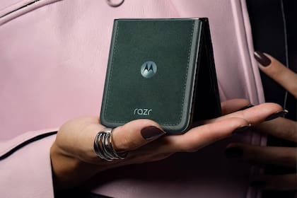 Un Motorola Razr 60 Ultra, con pantalla plegable de 7 pulgadas y terminación de tela alcantara en la cubierta de la batería