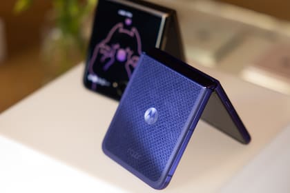 Un Motorola Razr 70 Ultra, con un tejido sintético llamado alcántara para la cubierta de la batería