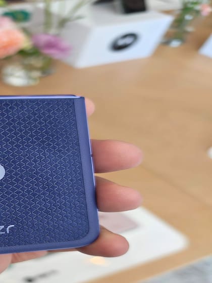 Un Motorola Razr 70 Ultra; la cubierta de la batería usa un tejido sintético llamado alcántara