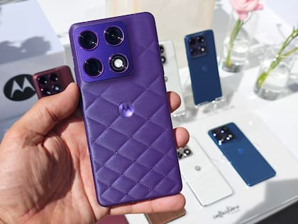 Un Motorola Signature en una edición púrpura con cristales Swarovski incrustados