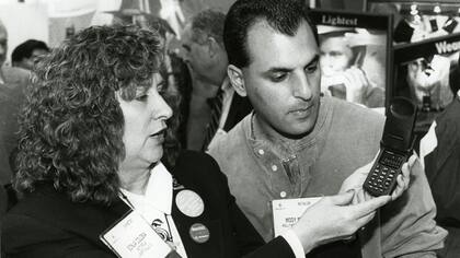 Un Motorola StarTAC, en 1996, en la feria CES de ese año