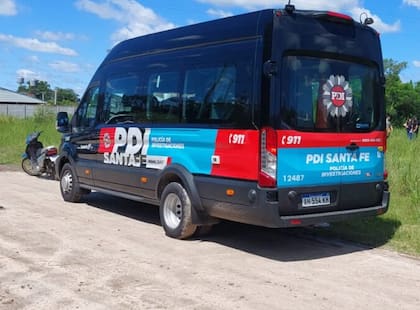 Un móvil de la Policía de Investigaciones (PDI) en la zona donde fue encontrado el cuerpo en Reconquista