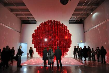 Un móvil de Le Parc cautiva al público en el Palais de Tokyo