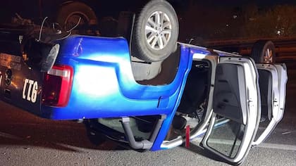 Un móvil volcó durante la persecución