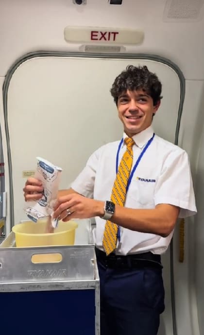 Un mozo de la aerolínea Ryanair grabó el proceso de preparación de un pastel en pleno vuelo