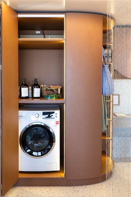 Un mueble diseñado a medida para aprovechar al máximo el espacio. Adentro se ocultó el sector del lavadero.