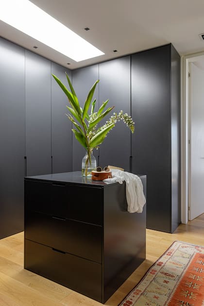 Un mueble laqueado en azul, centro del vestidor.