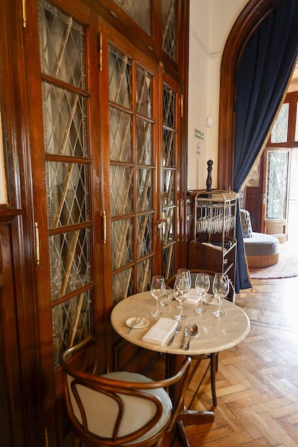 Un mueble original diseñado por Palanti que hoy funciona como vitrina de objetos de anticuario