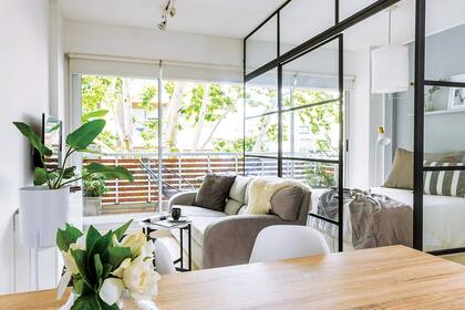 En el cuarto, lámparas ‘Colgante Lugo’ en el centro y de pie ‘Milano’ junto a la cama (todo de Flo’s Market).