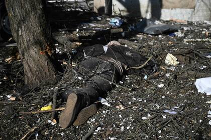 Un muerto en Chuguev tras el ataque de las fuerzas rusas. (Photo by Aris Messinis / AFP)