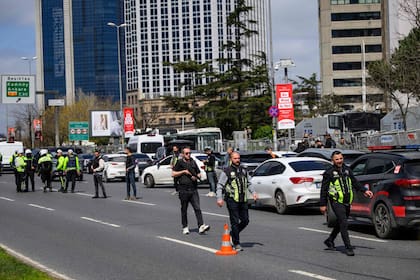 Un muerto en un tiroteo frente al consulado de Israel en Estambul
(Yasin AKGUL / AFP)
